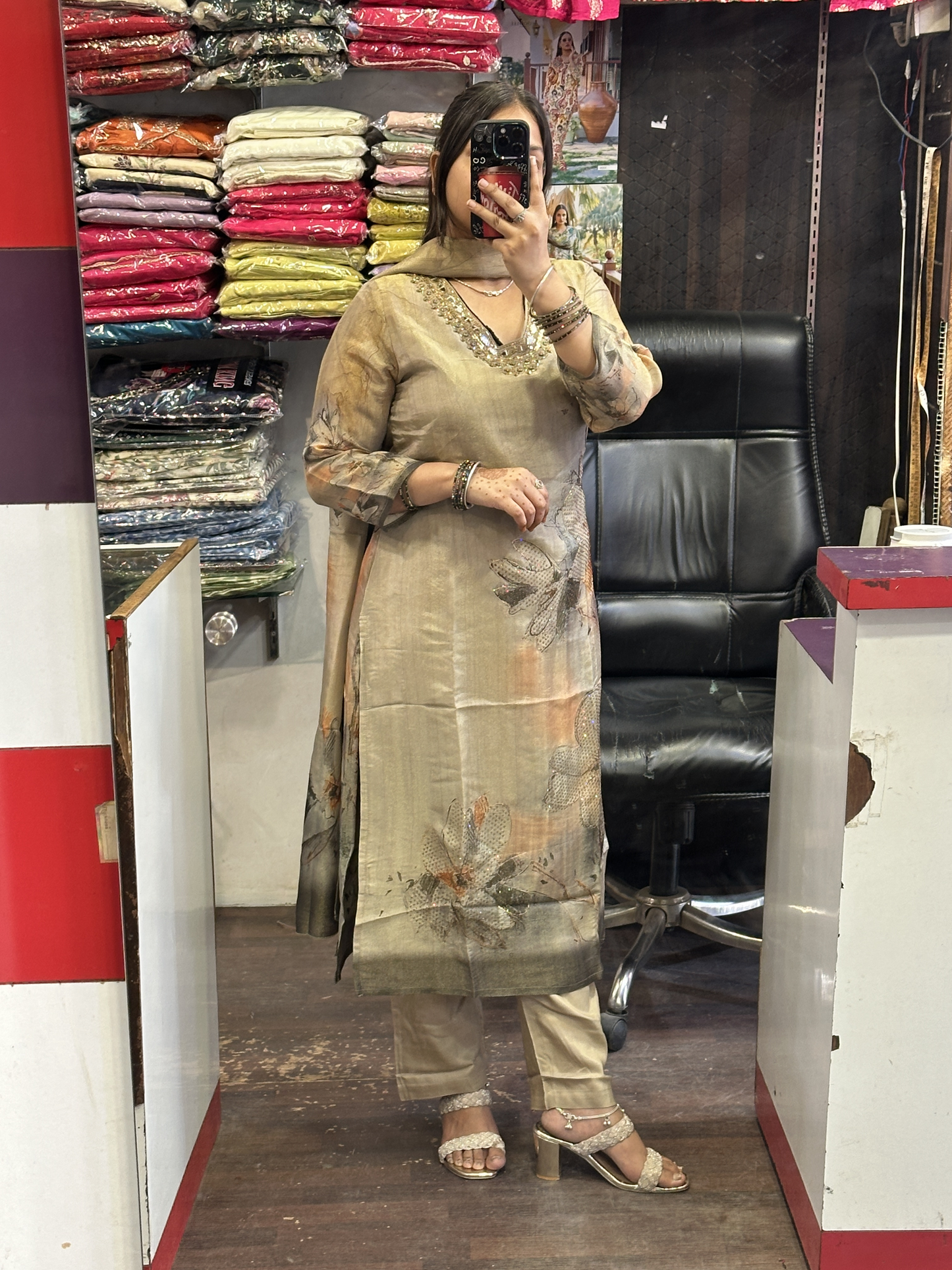👌Premium Shimmer Suit with Cotton Lining🥰 Having Beautiful Mirror Work in Neckline Along with Full Digital Shimmer Jaquard Dupatta and Superb Shimmer Slub Bottom Pant