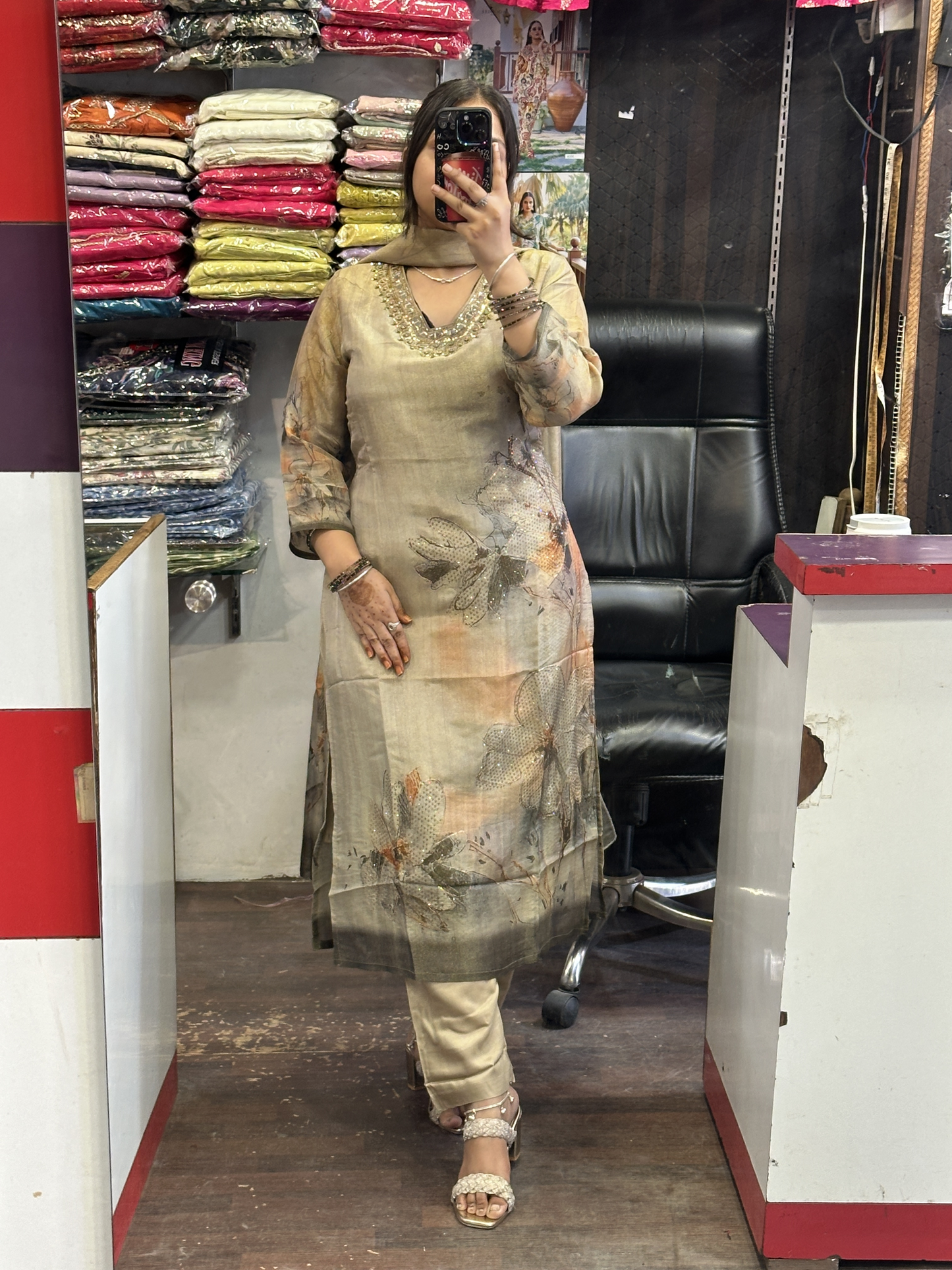 👌Premium Shimmer Suit with Cotton Lining🥰 Having Beautiful Mirror Work in Neckline Along with Full Digital Shimmer Jaquard Dupatta and Superb Shimmer Slub Bottom Pant