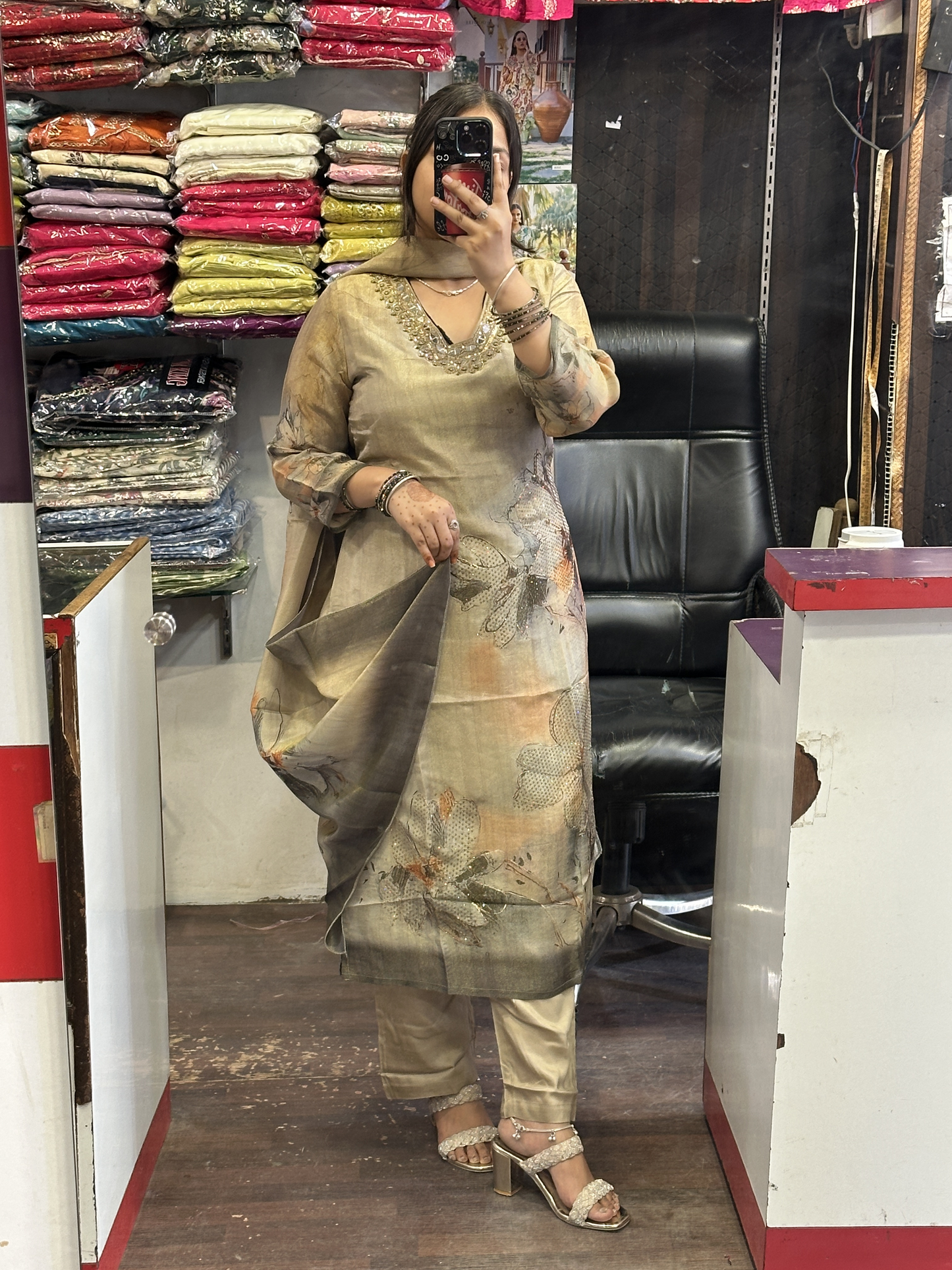 👌Premium Shimmer Suit with Cotton Lining🥰 Having Beautiful Mirror Work in Neckline Along with Full Digital Shimmer Jaquard Dupatta and Superb Shimmer Slub Bottom Pant