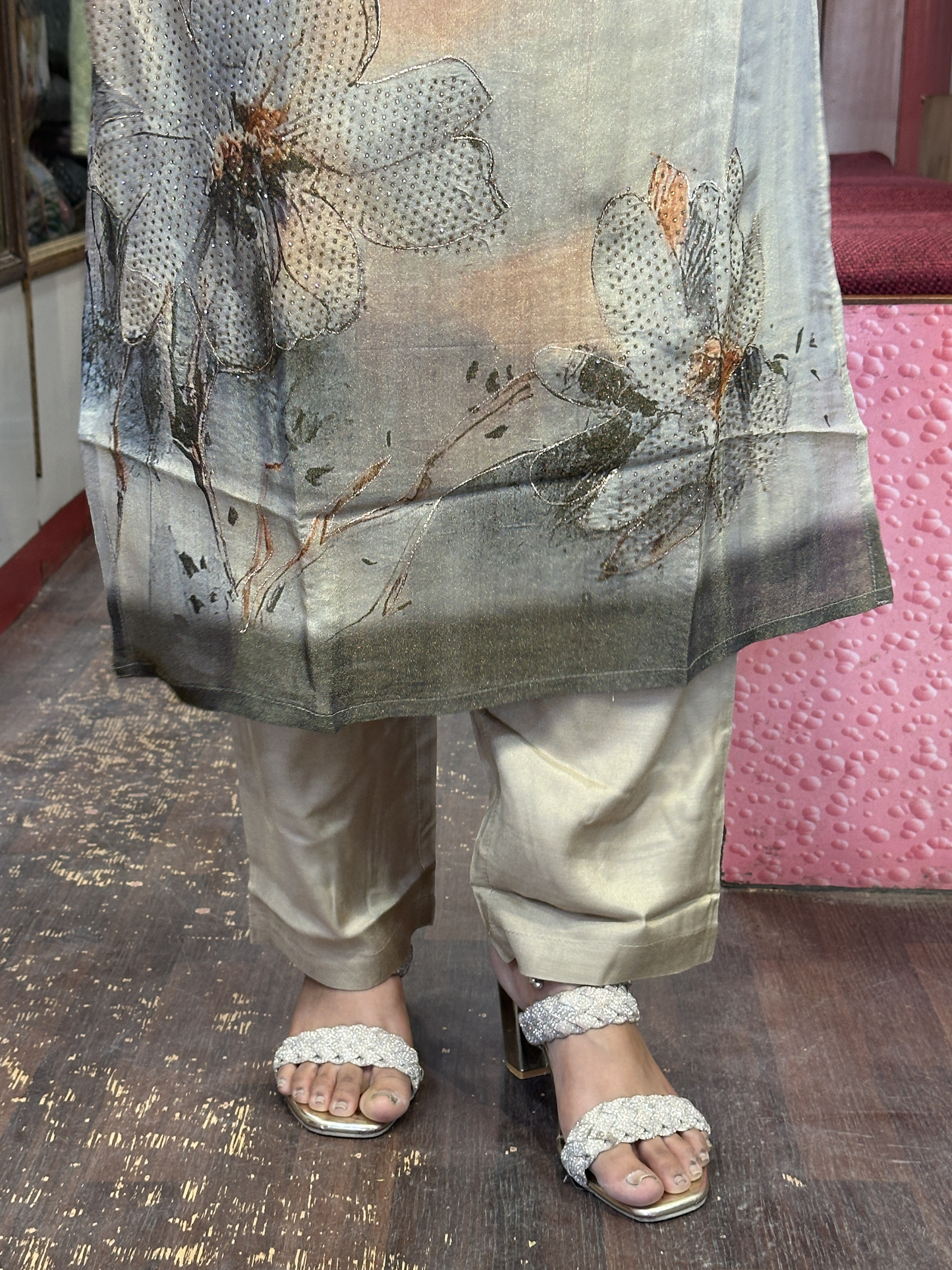 👌Premium Shimmer Suit with Cotton Lining🥰 Having Beautiful Mirror Work in Neckline Along with Full Digital Shimmer Jaquard Dupatta and Superb Shimmer Slub Bottom Pant
