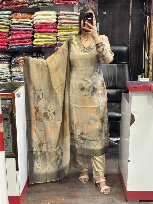 👌Premium Shimmer Suit with Cotton Lining🥰 Having Beautiful Mirror Work in Neckline Along with Full Digital Shimmer Jaquard Dupatta and Superb Shimmer Slub Bottom Pant